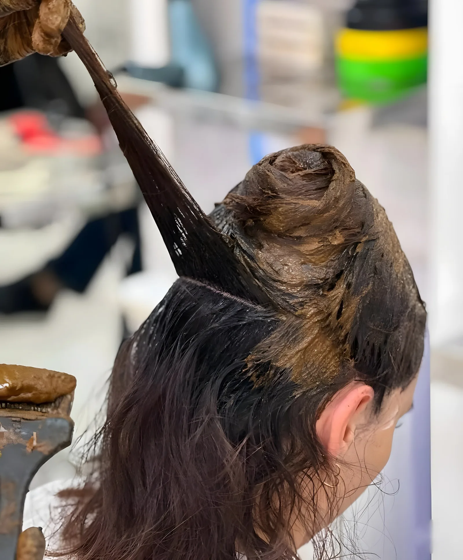 Applicazione dell'henné in salone